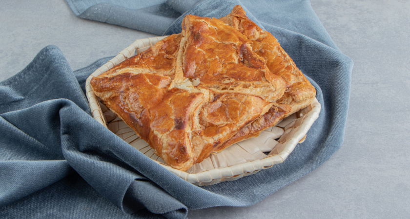 Свернула лаваш — и в духовку: на выходе «кружевной» пирог – готовится легче хачапури, а съедается еще быстрее