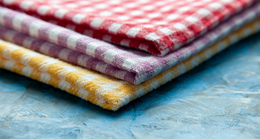 Больше не стираю кухонные полотенца: чищу их за 5 минут в пакете — как новые и свежие