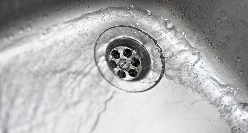 Делаю так каждый месяц: капля в слив по совету сантехника — и трубы как новые