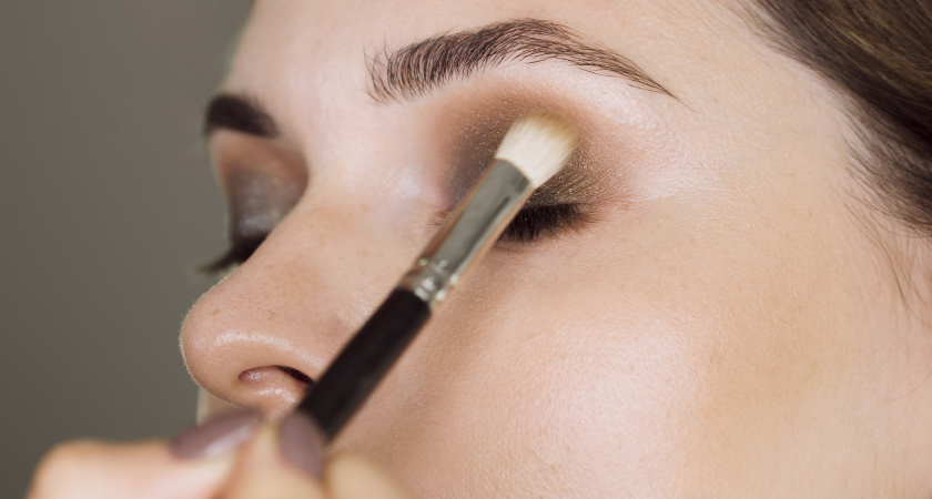 Как сделать стрелки стойкими: техника для идеального макияжа в любую погоду