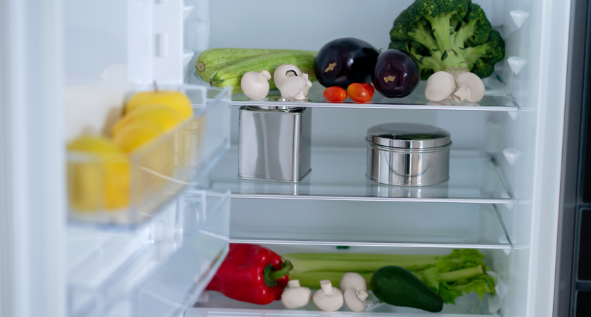 Поставьте стакан с солью в холодильник — и забудьте о проблемах: лайфхак для ленивых