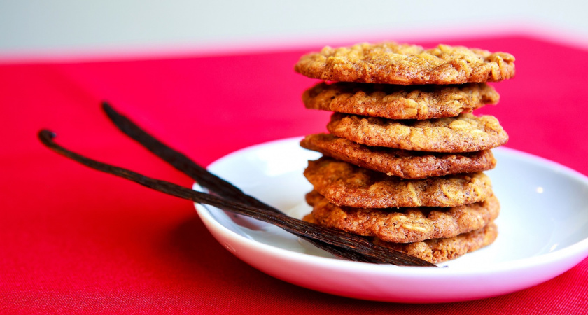 Заливаю муку кипятком и на противень – вкуснятина необыкновенная к чаю готова: вкусное и постное печенье