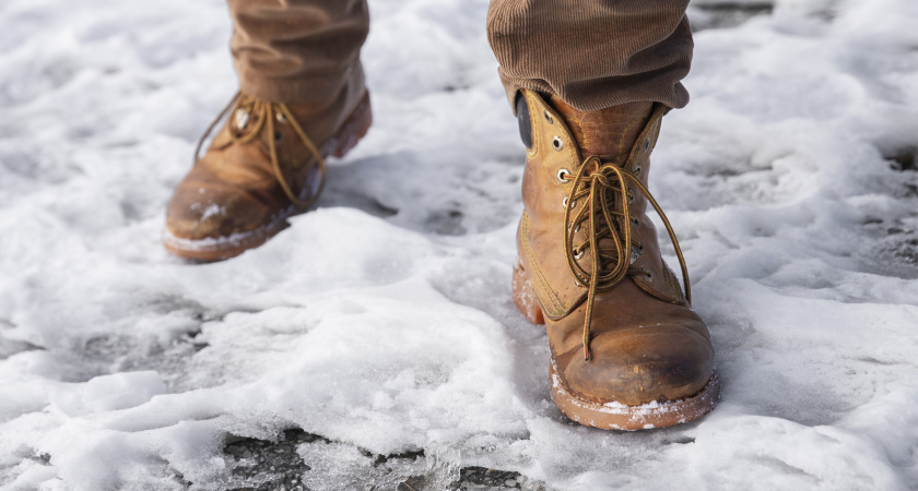 Зимний лайфхак: размазываю клей ваткой по подошве — не скользит даже на льду