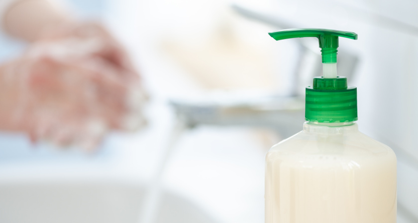 Нанес жидкое мыло на туалетную бумагу и теперь все просят научить — друзья сначала смеялись