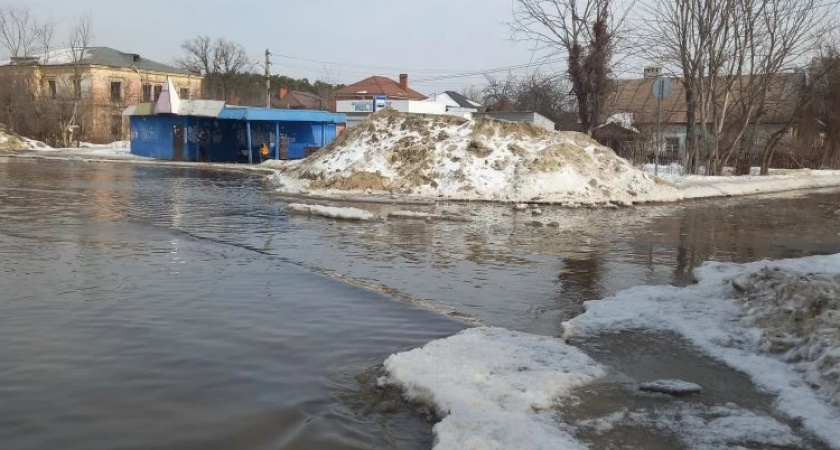 Липчане добираются к остановке "вплавь" через огромные лужи на 3-м участке ЛТЗ