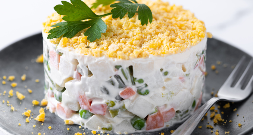 Салат «Мимоза» без лишних хлопот: прост в готовке, а на столе — как королевское блюдо