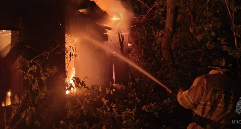 В Задонском округе ночью выгорел жилой дом