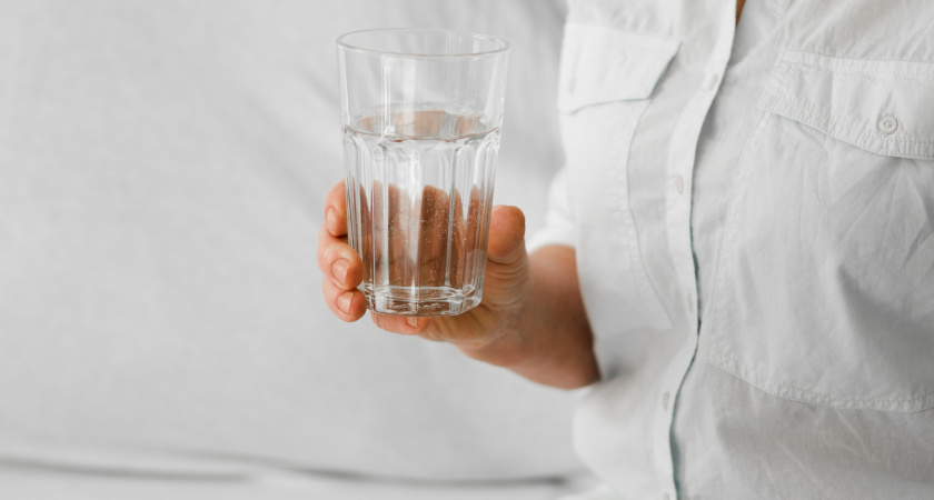 Нужно ли пить воду утром натощак после 50: польза или вред для здоровья – отвечает Мясников