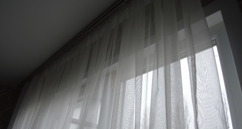 Шторы в пол больше не в моде: 7 вариантов, что наклеить на окна для защиты от чужих глаз