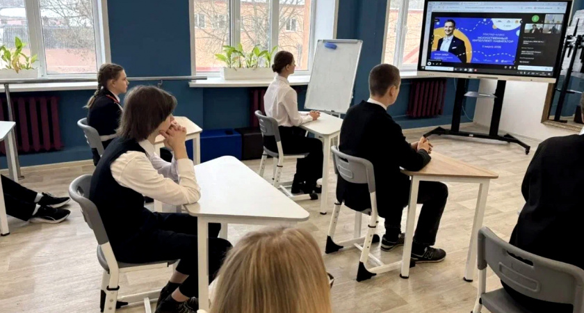 Суперфиналист «Лидеров России» провел онлайн-урок по работе с ИИ для липецкой молодежи