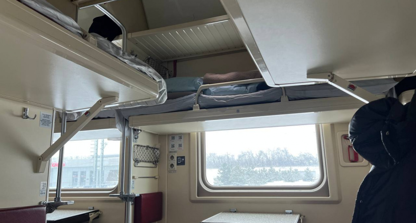 «Пассажир с нижней полки не дал мне положить вещи под свою полку» - жалуется пассажирка. У кого есть право на место под нижней полкой?