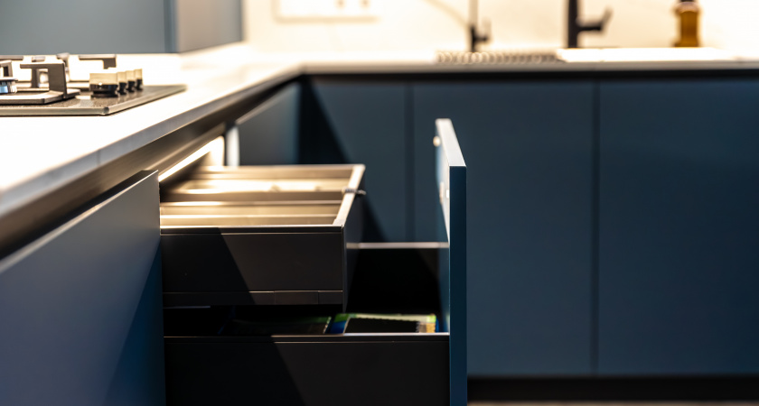 Липкий налёт на шкафах исчезает за 5 минут: простой способ вернуть кухне блеск без химии