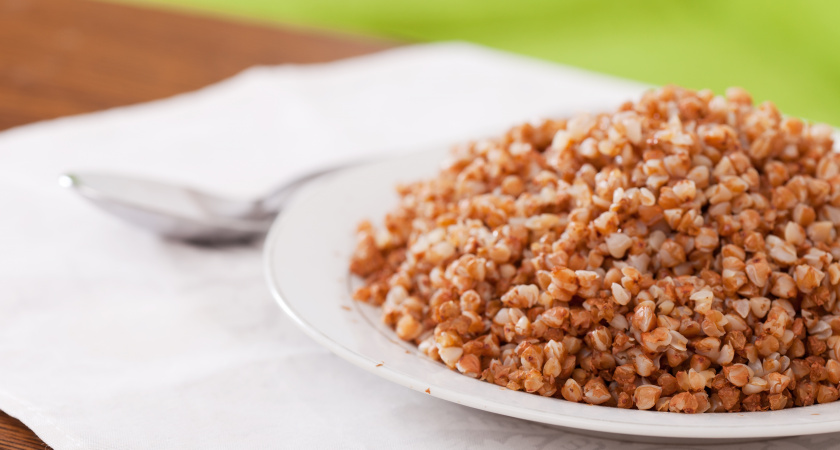 Сытный ужин без мяса за 30 минут: гречка с капустой, от которой не оторваться