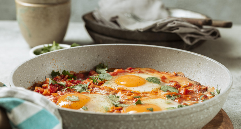 Не масло и не сало: на чем жарят яичницу опытные хозяйки — запомните этот способ