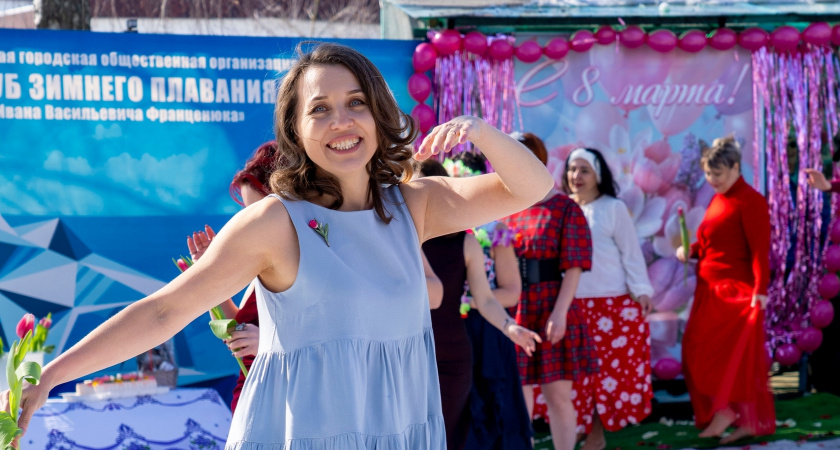 Липецкие моржихи  устроили дефиле к 8 марта босиком по снегу