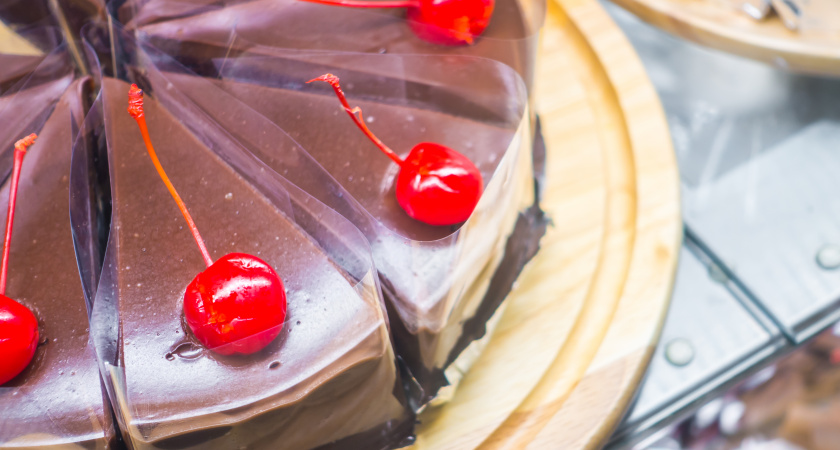 Торт «Шоколадная вишня»: рецепт нежного десерта с хрустящей крошкой и сочной ягодой