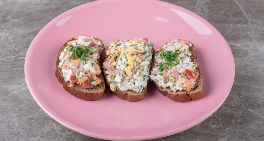 Бутерброды с жареным луком и крабовыми палочками: простая закуска, от которой невозможно оторваться