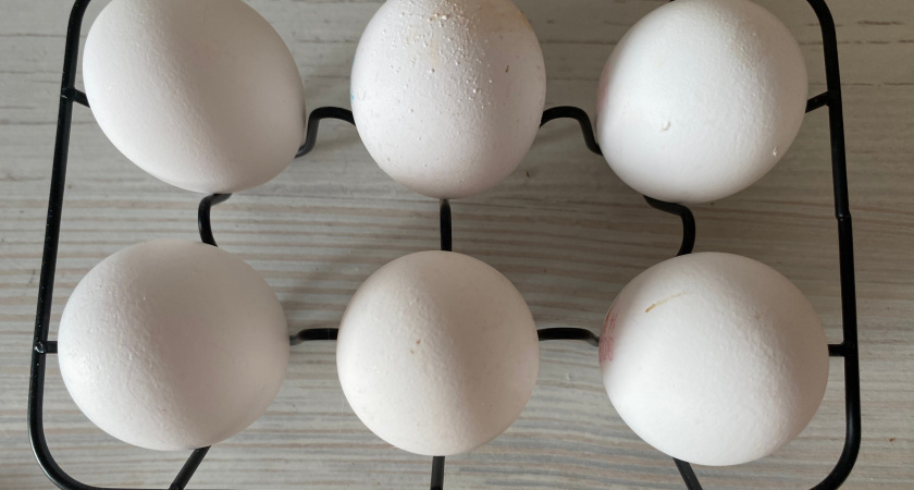 Не куркума и не шелуха: секрет праздничных пасхальных яиц — эта специя сделает их по настоящему солнечными