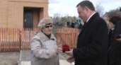 Павел Путилин вручил ключи от новых домов погорельцам Задонского района