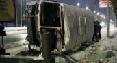 На Петровском мосту автобус завалился на бок