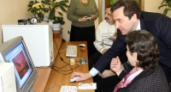 Инвалиды учатся работать на компьютере