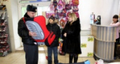 Дорожные инспекторы в Липецке дарили детские автомобильные кресла 