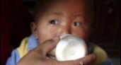 Китайцы боятся сухих смесей - у новорожденных растет грудь 