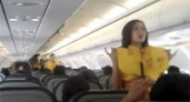 Филиппинские стюардессы стали звездами интернета: они учат безопасности под музыку Lady Gaga