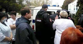 Активистов задержали во время съемок на закрывающейся станции переливания крови в Ельце