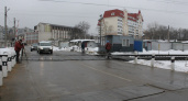 Жители Липецка рискуют попасть под поезд на опасной дороге через железнодорожный переезд