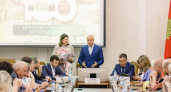 Спикер липецкого горсовета Евгения Фрай получила партбилет от «Единой России» из рук губернатора