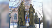 Памятники Петру и Февронии стали местом паломничества молодоженов 8 июля