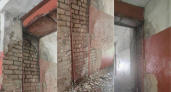 Кирпичи падают с арки многоквартирного дома в Липецке