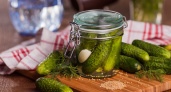Готовятся в микроволновке за 3 минуты: рецепт хрустящих маринованных огурчиков по-болгарски