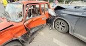 Женщина на "Mitsubishi" столкнулась с "копейкой" в Липецке