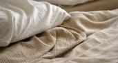 5 натуральных способов, которые сохранят свежесть постельного белья надолго: просто и без агрессивной химии