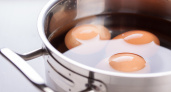 Никогда не кладите яйца после варки в холодную воду: вот что происходит с продуктом