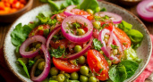 На любое застолье готовлю этот простой, но очень вкусный салат: весь секрет пикантности — в маринованном луке