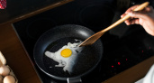 Забудьте про масло и сало: на чём жарят самую нежную яичницу опытные хозяйки
