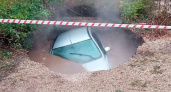 Автомобиль провалился под асфальт в центре Липецка