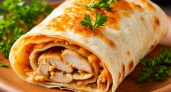 Рулетики из лаваша с курицей и сыром: сочно, быстро и идеально на перекус