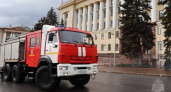 Пожарные потушили горящий грузовик на трассе в Хлевенском районе