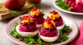 Фаршированные яйца со свеклой: ресторанная закуска, которая украсит любой праздник