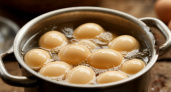 Опытная хозяйка делится методом: в какую воду бросать яйца - как надо