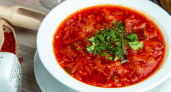 Секрет вкусного борща от шеф-повара: вот что нужно добавить в конце для потрясающего цвета