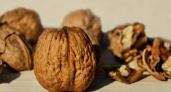 Как почистить грецкие орехи за 2 минуты без «орехокола»: всё нужное есть на вашей кухне – совет к Новому году