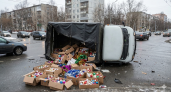 УАЗ с ёлочными игрушками опрокинулся на Московской улице