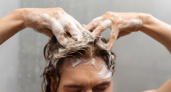 Утром или вечером: эксперты сравнили и ответили, когда правильно мыть голову
