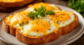 Один раз попробовал – теперь готовлю постоянно: вкусные и простые в приготовлении гренки с яйцом и сыром