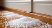 Всегда сыплю щепотку соли вдоль плинтуса перед сном: старинная мудрость для защиты дома работает лучше современных средств